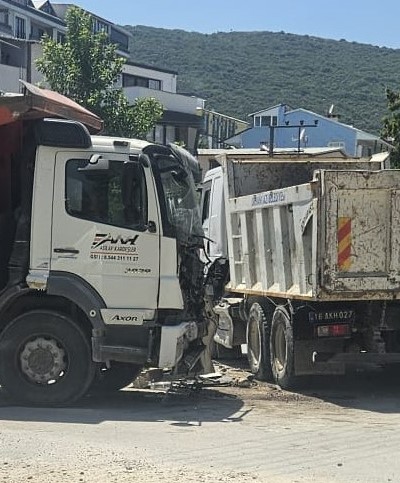 Bursa’nın Orhangazi ilçesinde iki hafriyat kamyonunun kavşakta çarpışması sonucu meydana