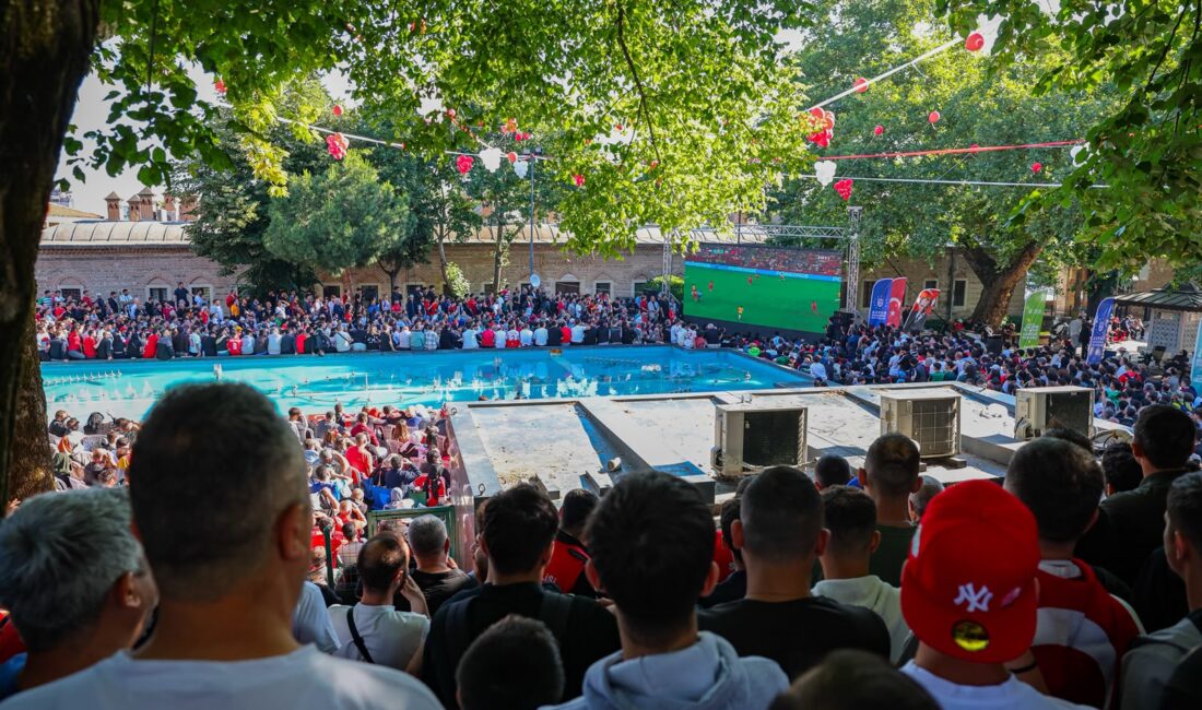  Binlerce Bursalı, Bursa Büyükşehir Belediyesi tarafından Tarihi Ulu Cami önündeki