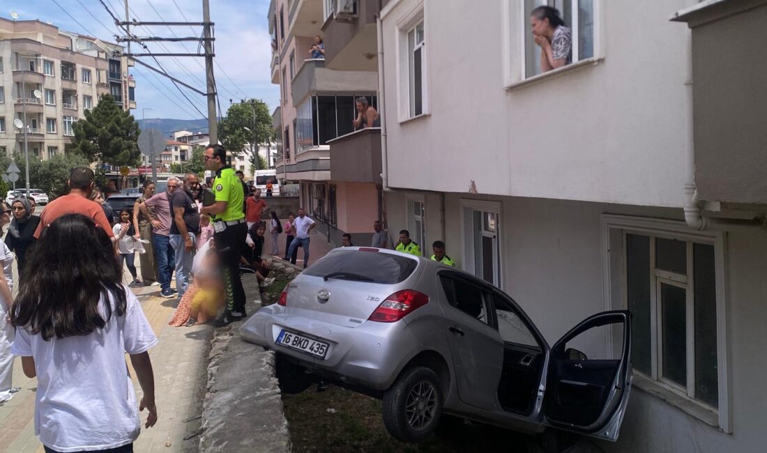 Bursa’nın Orhangazi ilçesinde meydana gelen trafik kazasında kontrolden çıkan otomobil