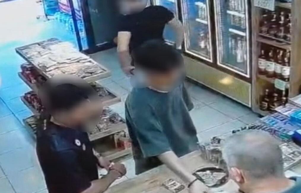 Bursa’nın Orhangazi ilçesinde bir vatandaşın düşürdüğü kredi kartını bulan 3