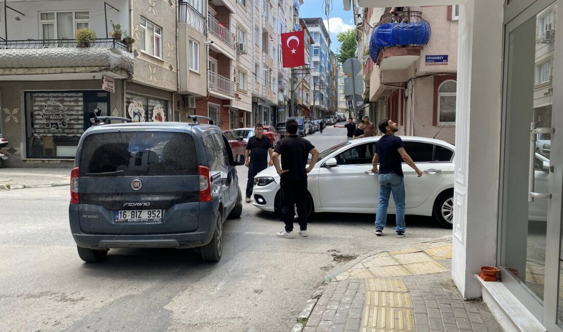 Bursa'nın Orhangazi ilçesinde araç trafiğinin en yoğun olduğu iki caddenin