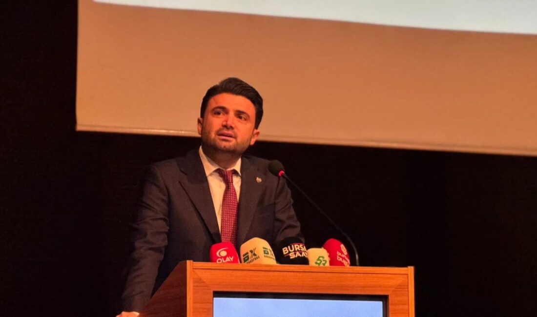 Bursaspor Olağan Mali ve İdari Genel Kurulu'nda konuşan Başkan Enes