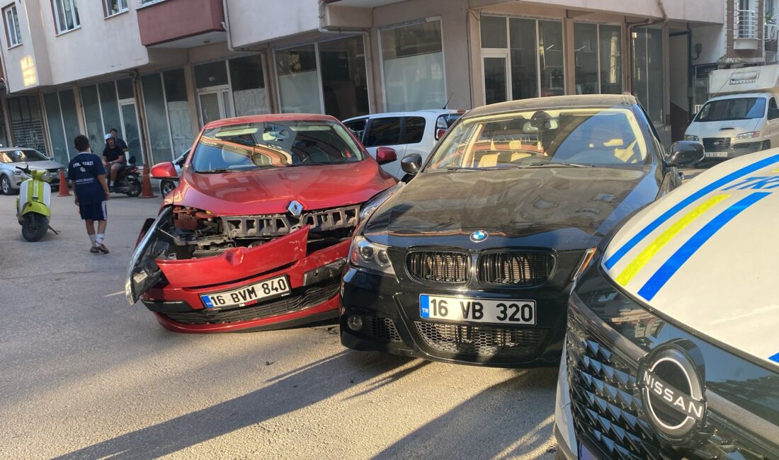 Bursa'nın Orhangazi ilçesinde meydana gelen kazada, iki otomobil cadde kesişiminde