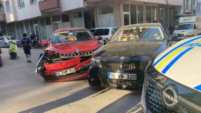 Bursa'nın Orhangazi ilçesinde meydana gelen kazada, iki otomobil cadde kesişiminde