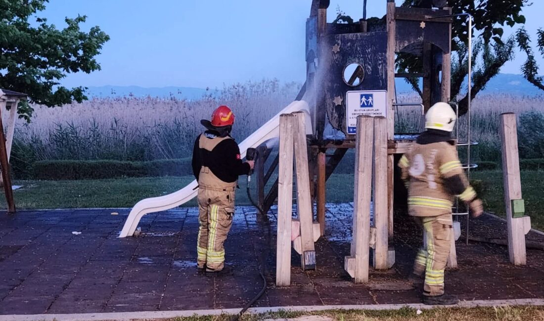 Bursa'nın İznik ilçesinde sahil bandında bulunan çocuk oyun parkı ve