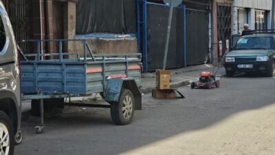 Bursa'nın Orhangazi ilçesinde bazı esnafların iş yerlerinin önüne araç park