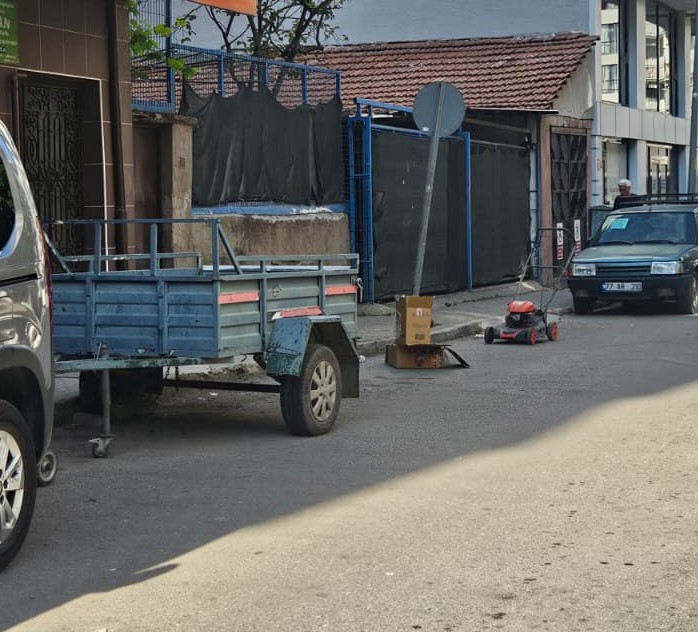Bursa'nın Orhangazi ilçesinde bazı esnafların iş yerlerinin önüne araç park