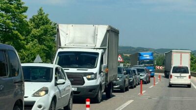 Yalova-Bursa Karayolu'nda devam eden asfalt yenileme çalışmaları nedeniyle tek şeritten