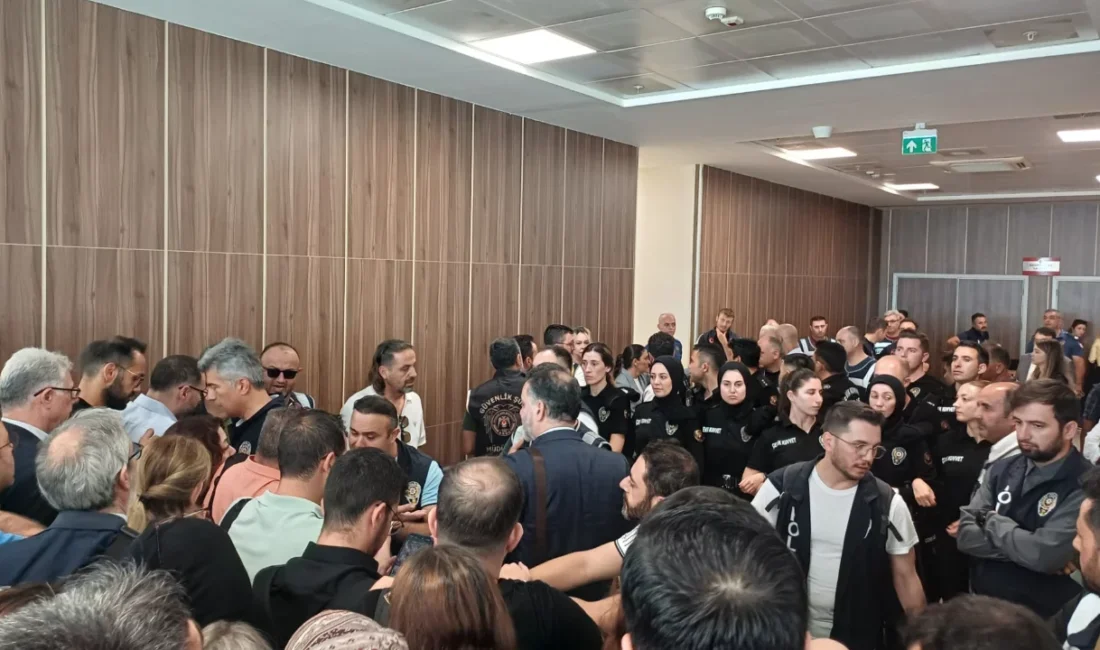 Mustafa Bozbey'in de sanıkları arasında yer aldığı davanın ilk duruşması