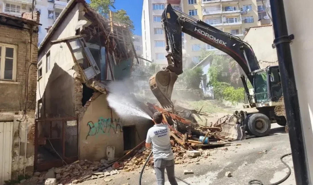Bursa'nın Gemlik ilçesinde vatandaşların güvenliğini tehdit eden metruk binaların yıkım