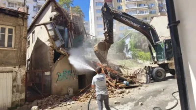 Bursa'nın Gemlik ilçesinde vatandaşların güvenliğini tehdit eden metruk binaların yıkım