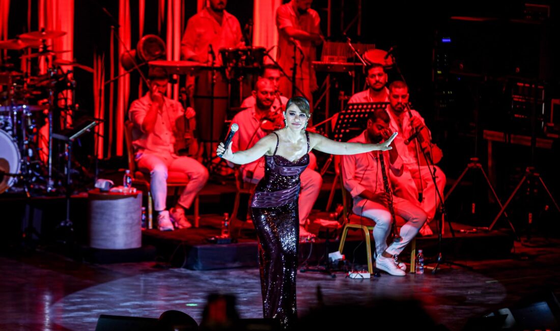 Uluslararası Bursa Festivali kapsamında Kültürpark Açıkhava Tiyatrosu’nda sahne alan sanatçı