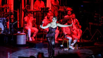 Uluslararası Bursa Festivali kapsamında Kültürpark Açıkhava Tiyatrosu’nda sahne alan sanatçı