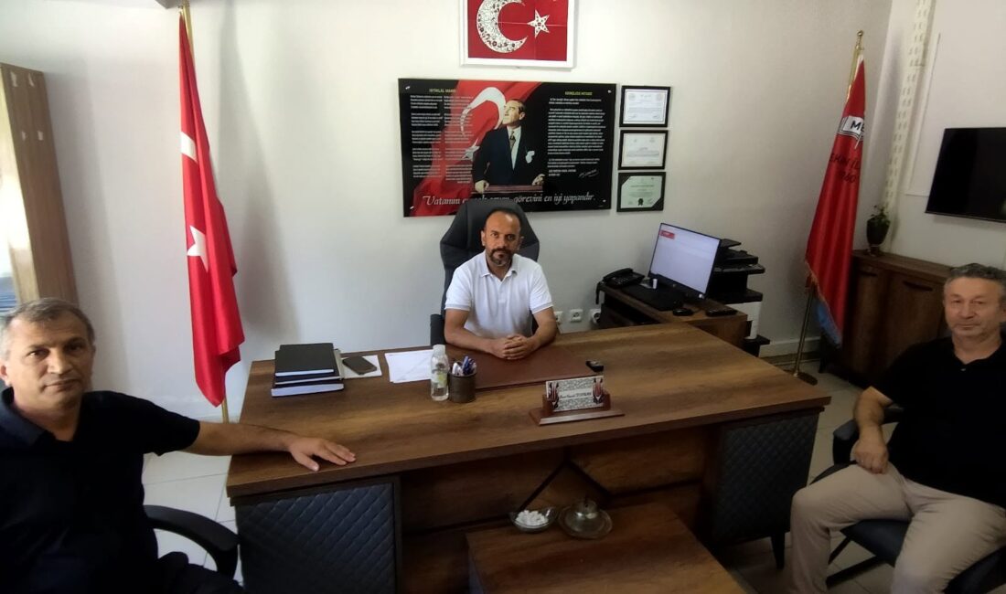Orhangazi İlçe Millî Eğitim Müdürü Erol Şanlıtürk, beraberindeki İlçe Millî