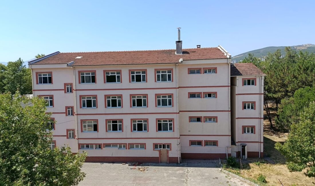 Orhangazi Mesleki ve Teknik Anadolu Lisesi'nin depreme dayanıksız ve ekonomik
