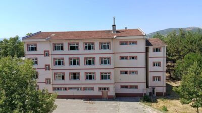 Orhangazi Mesleki ve Teknik Anadolu Lisesi'nin depreme dayanıksız ve ekonomik