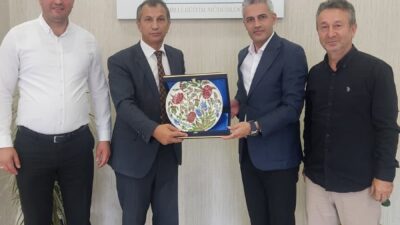 İlçe Milli Eğitim Müdürü Erol Şanlıtürk, beraberindeki İlçe Milli Eğitim