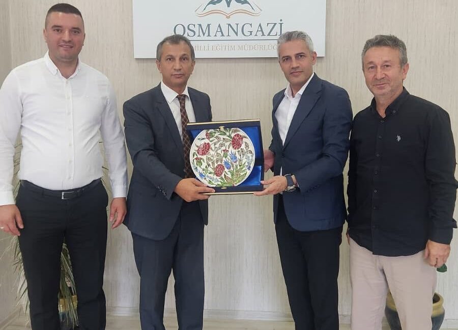 İlçe Milli Eğitim Müdürü Erol Şanlıtürk, beraberindeki İlçe Milli Eğitim