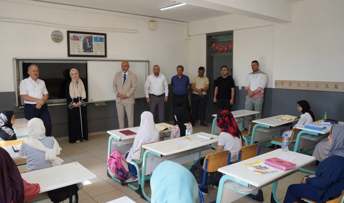 Bursa'nın Orhangazi ilçesinde protokol üyeleri, İmam Hatip Ortaokulunda devam eden