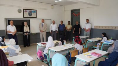 Bursa'nın Orhangazi ilçesinde protokol üyeleri, İmam Hatip Ortaokulunda devam eden