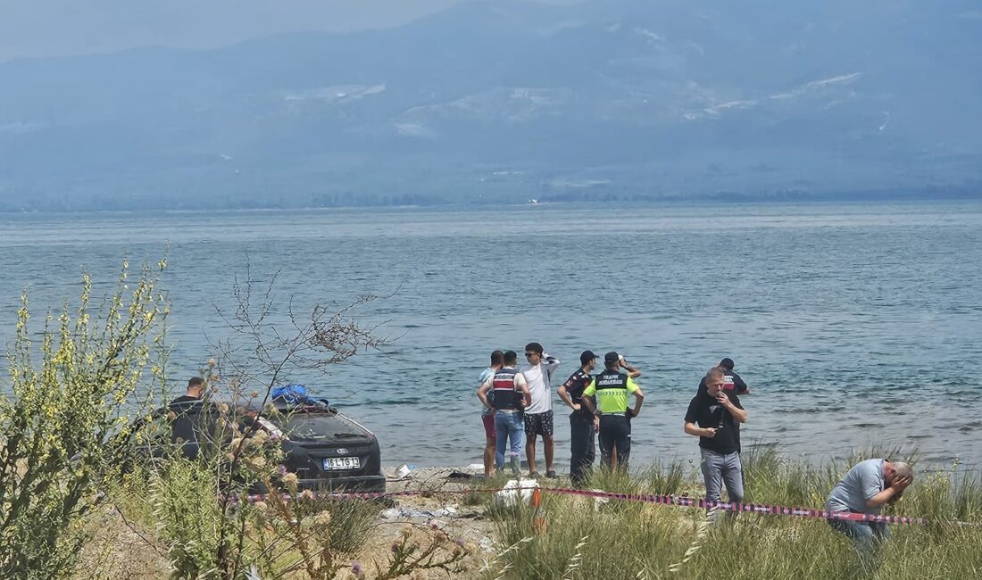İznik Gölü'nün Orhangazi ilçesinin Sölöz Sahili'nde suya giren 4 kişilik