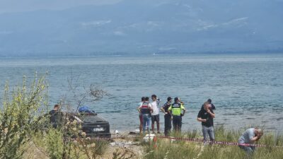 İznik Gölü'nün Orhangazi ilçesinin Sölöz Sahili'nde suya giren 4 kişilik