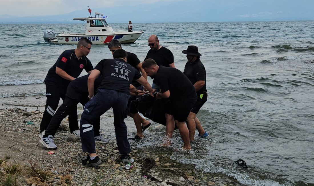 Bursa’nın Orhangazi ilçesi Sölöz Mahallesi sahilinde serinlemek için girdikleri İznik