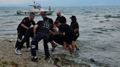 Bursa’nın Orhangazi ilçesi Sölöz Mahallesi sahilinde serinlemek için girdikleri İznik