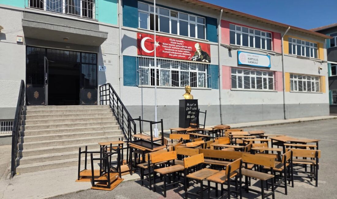 Bursa'nın Orhangazi ilçesinde depreme dayanıksız olduğu gerekçesiyle yıkım kararı verilen