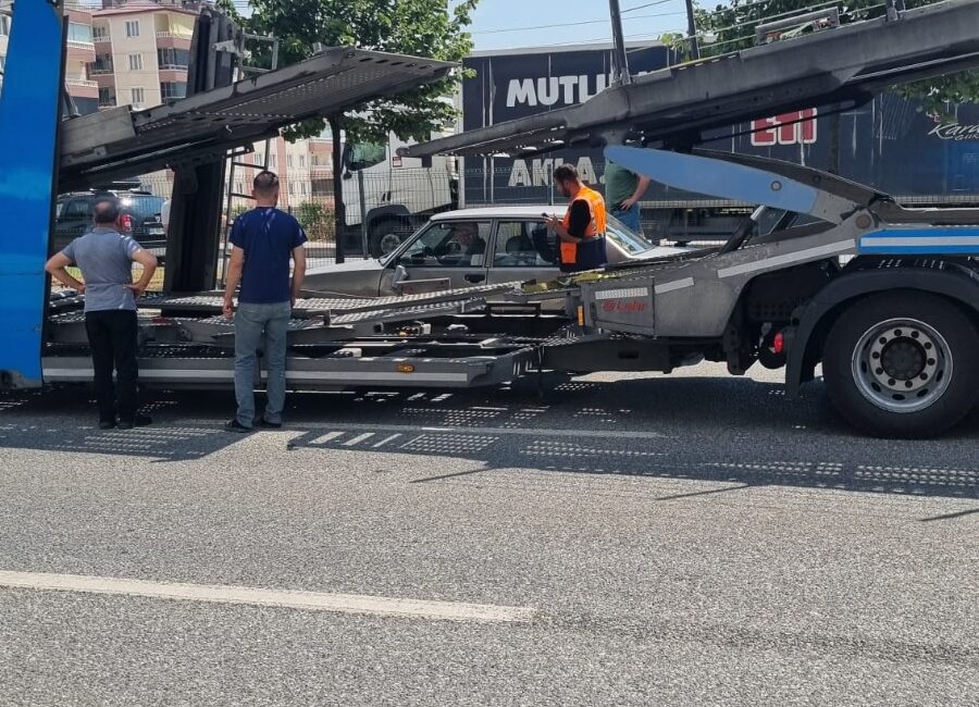 Bursa'nın Orhangazi ilçesinde ana yol üzerinde meydana gelen trafik kazasında,