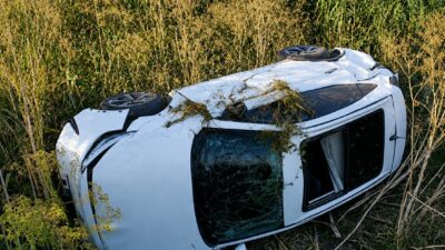 Yalova -  Orhangazi yolu üzerinde kontrolden çıkan bir otomobilin dereye