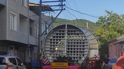 Bursa'nın Orhangazi ilçesinde navigasyonun yanlış yönlendirdiği dev makine yüklü bir