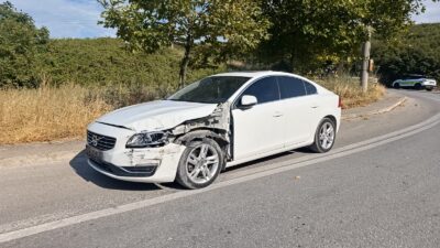Bursa'nın Orhangazi ilçesinde hastane yolu üzerinde meydana gelen trafik kazasında,