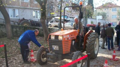 Bursa'nın Orhangazi ilçesinde, üç yılda bir gerçekleştirilen traktör fenni muayene