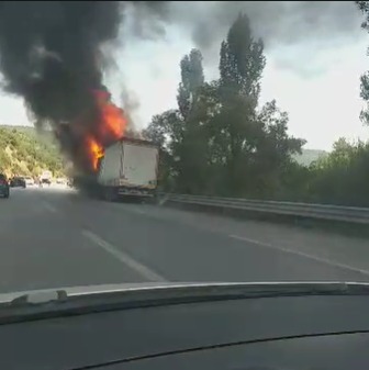 Bursa'da, Yalova yolu üzerinde seyir halindeki bir tır çıkan yangın