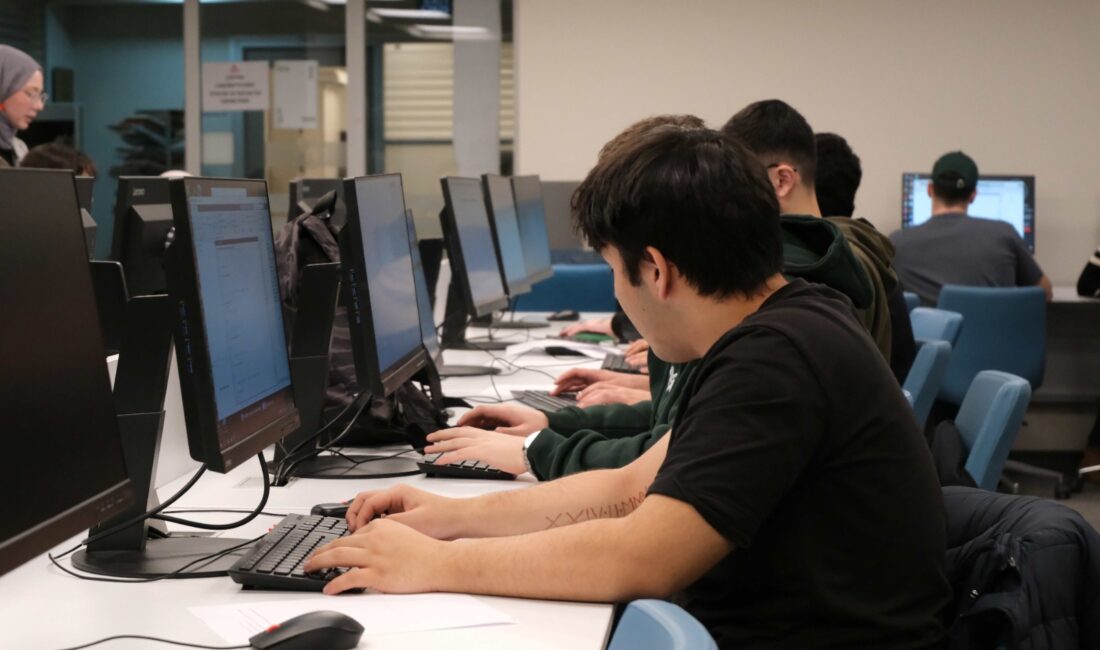 Yapay zekânın birçok yeni uzmanlık alanını beraberinde getirdiğini belirten Prof.