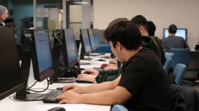 Yapay zekânın birçok yeni uzmanlık alanını beraberinde getirdiğini belirten Prof.
