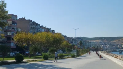 Gemlik'in önemli yaşam alanlarından Atatürk Kordonu'nda yürütülen sahil düzenleme çalışmalarının