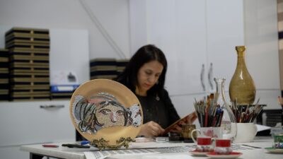 Bursa Büyükşehir Belediyesi, geleneksel Türk cam süsleme sanatını yaşatarak asırların
