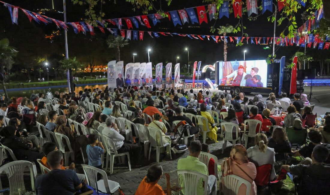 Bursa Büyükşehir Belediyesi tarafından düzenlenen ‘Kültürpark Yeşilçam Sinema Akşamları’, Türk