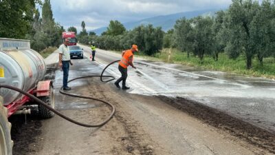 Orhangazi-İznik yolunda, bir traktörden yola dökülen gübre nedeniyle sürücüler zor