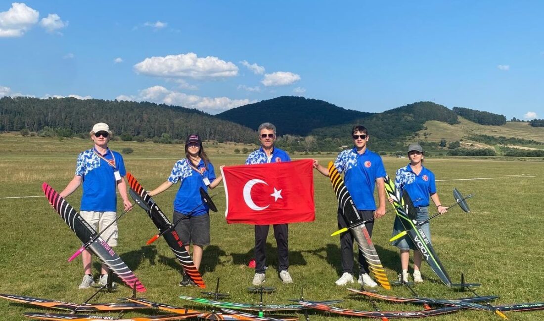 Bursa'nın Orhangazi ilçesinde Hava Modelciliği sporcuları, Romanya’da düzenlenen F3K RC