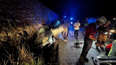 Bursa'nın İznik ilçesinde iki otomobilin kafa kafaya çarpışması sonucu meydana