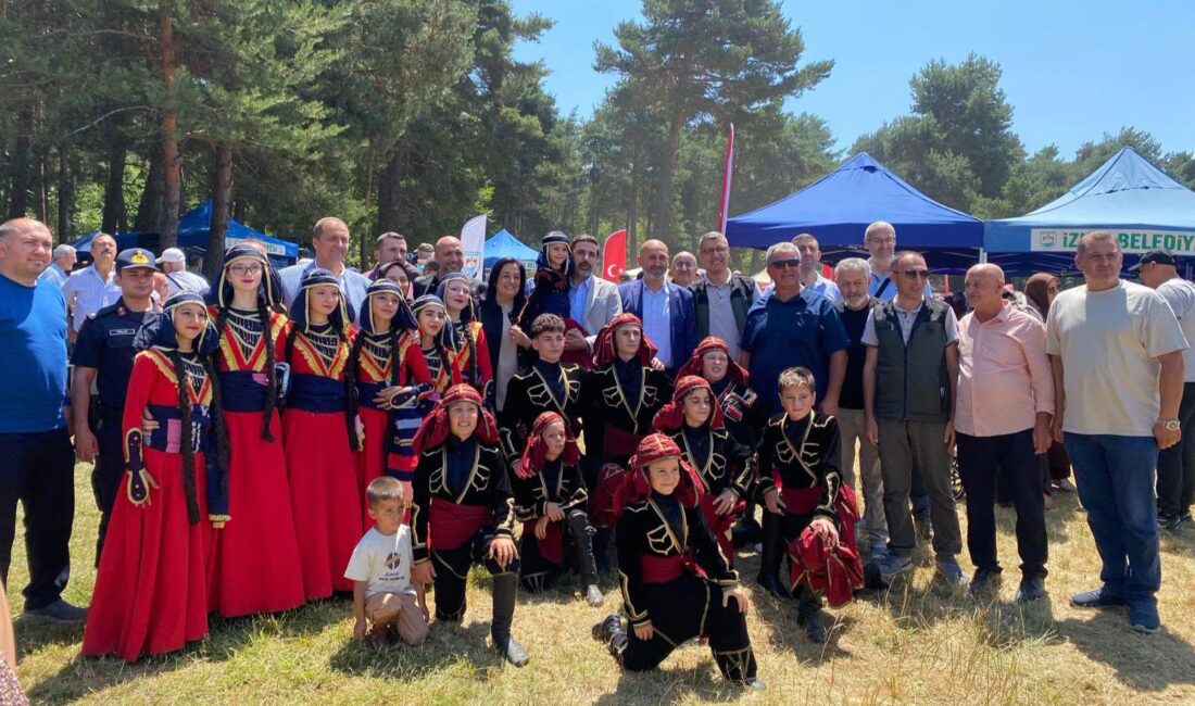 İznik Belediyesi tarafından Candarlı Mahallesi'nde düzenlenen 5. Maviyemiş Festivali, binlerce