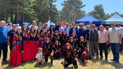 İznik Belediyesi tarafından Candarlı Mahallesi'nde düzenlenen 5. Maviyemiş Festivali, binlerce