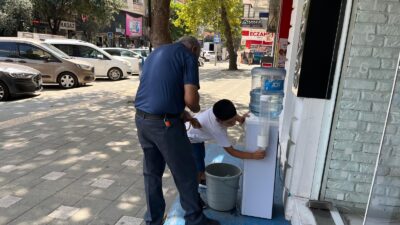 Bursa'nın Orhangazi ilçesinde bir giyim mağazasının yıllar önce başlattığı ücretsiz