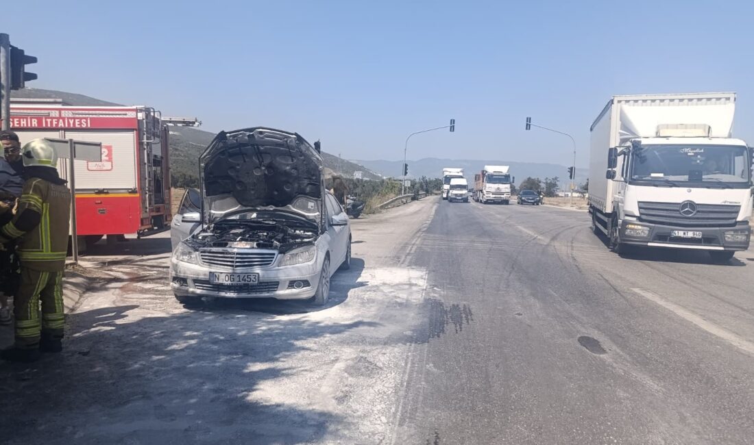Bursa'nın Orhangazi ilçesinde ana yol üzerinde seyir halinde olan otomobilde