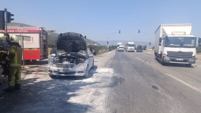 Bursa'nın Orhangazi ilçesinde ana yol üzerinde seyir halinde olan otomobilde