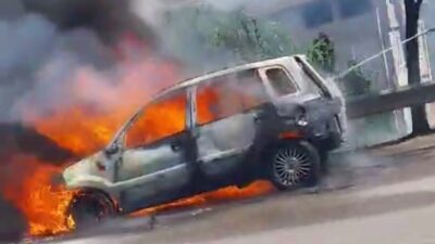 Bursa'da, Yalova yolu üzerinde seyir halindeki otomobil motor bölümünde çıkan