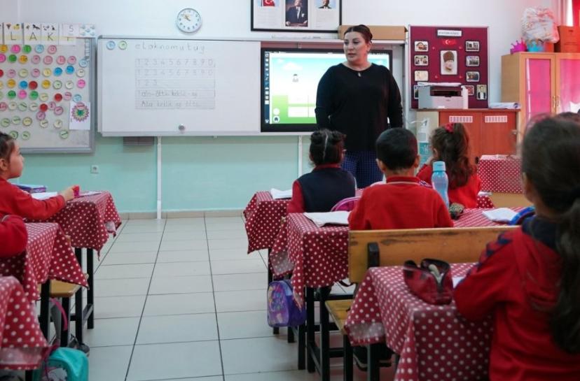 Millî Eğitim Bakanlığına bağlı resmî eğitim kurumlarında görev yapan sözleşmeli
